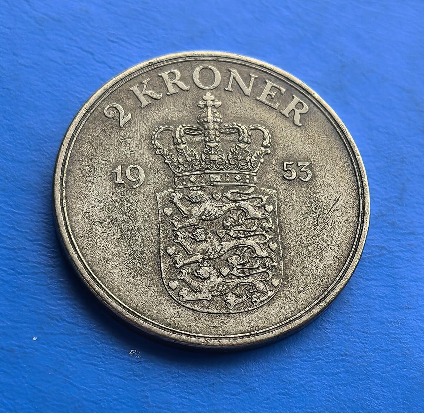 外国优质老铜币高银银币，周六九点倒数截拍，满百包邮，持续收拍 丹麦1953 年 2 克朗，属弗雷德里克九世时期，战后北欧稳定见证。正面君主肖像、背面皇冠三狮国徽，银质包浆凝岁月。北欧王室币典型，工艺精细，承载君主制传承，亲民门槛适配王室与欧洲币藏，解码战后丹麦货币脉络 。