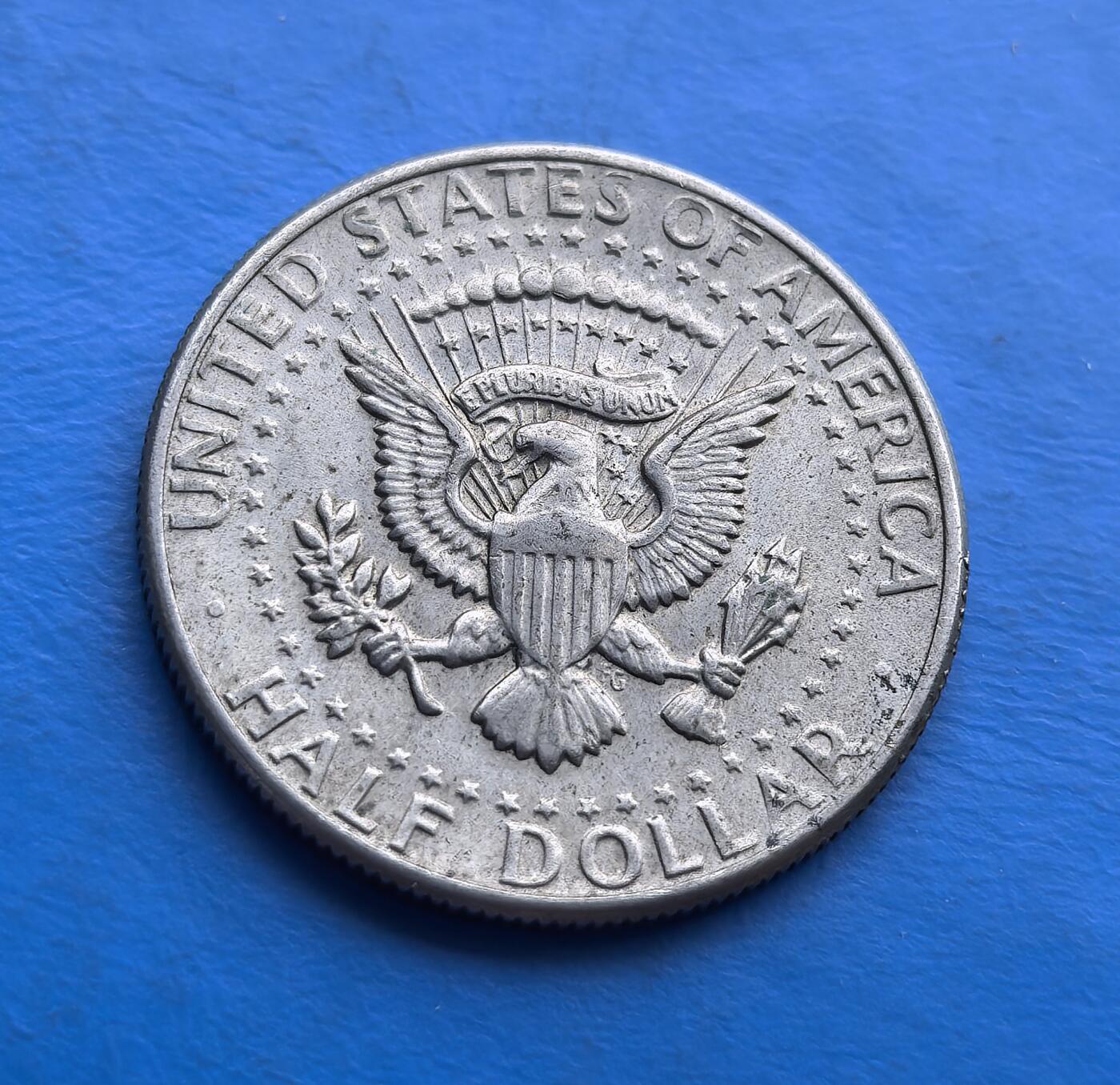 外国优质老铜币高银银币，周六九点倒数截拍，满百包邮，持续收拍 美国肯尼迪1971 年半元，纪念遇刺总统的经典流通币。正面肖像凝萃领袖神韵，背面鹰徽承载美国符号。虽 1965 年后改铜镍材质，仍因 肯尼迪符号 + 美国精神图腾 成收藏热点。流通好品见证岁月，是解码 60 年代美国史、入门美国币藏的亲民标的，触摸时代记忆与铸币艺术 。