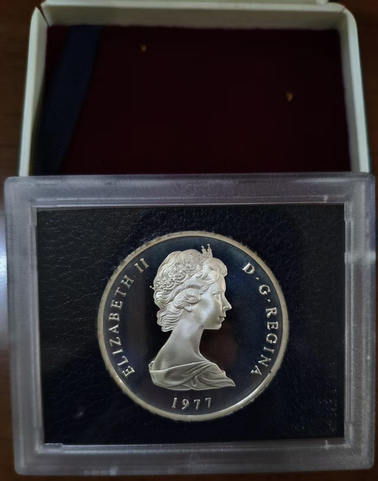 ❤️【币观天下】❤️ 第336期钱币拍卖- 2025.12.26周五晚上6点半场-长期征集拍品 特克斯凯科斯1977年28克朗女王登基银禧大银币 难能可贵的原盒证已经不好找了，额外还有一张蓝色的证书，双证在手天下我有！含纯银40.47克