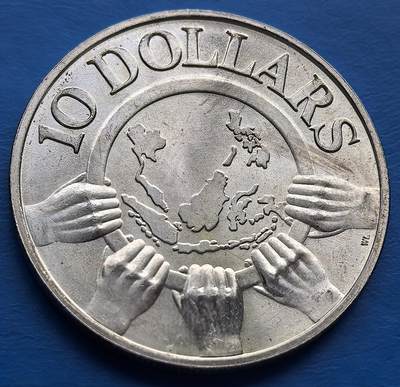 外国优质老铜币高银银币，周六九点倒数截拍，满百包邮，持续收拍 - 新加坡 1977 年东盟成立 10 周年纪念银币，面值 10 元。背面 “hands 环绕地图” 象征东盟团结，正面铸新加坡国徽，铭记 1967 - 1977 年东盟发展里程碑。题材独特，设计寓意深刻，见证区域合作起点，银币材质更添收藏价值，是东盟及新加坡钱币收藏的稀缺标的 。