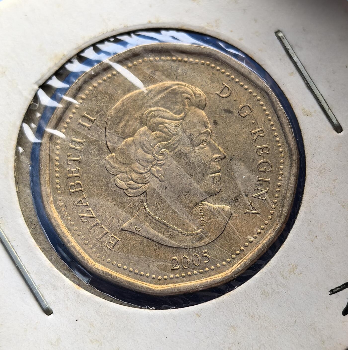 外国优质老铜币高银银币，周六九点倒数截拍，满百包邮，持续收拍 加拿大2005 年特里・福克斯 1 元纪念币，致敬抗癌英雄：福克斯 1980 年以假肢开启 “希望马拉松”，为癌症研究募款，精神震撼世界。币面背面刻画其奔跑身姿，背景森林还原加拿大地貌；正面伊丽莎白二世像，延续英联邦脉络。铜镍材质、多边形边缘具辨识度，承载国民精神图腾，是公益人文与钱币艺术的融合