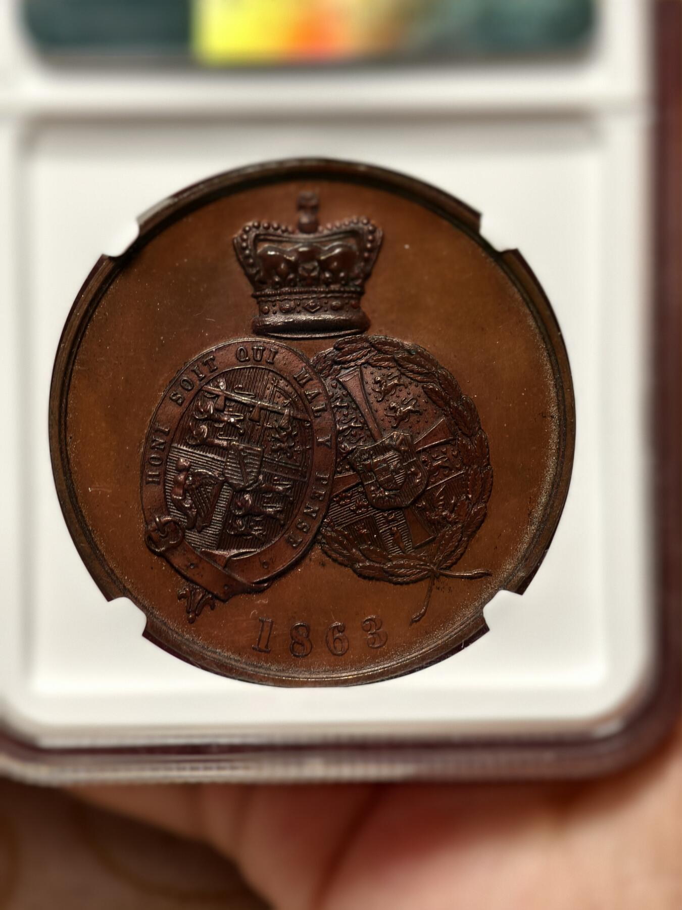 抚柳草堂-第四期章牌钱币（圣诞专场） 奖章勋章限时免佣 满百包邮 放漏专场 1863 NGC MS63BN 英国亚历山大公主与阿尔伯特结婚大铜章 少见品种 加厚盒 正面两人浮雕精美 背面两个家族的纹章