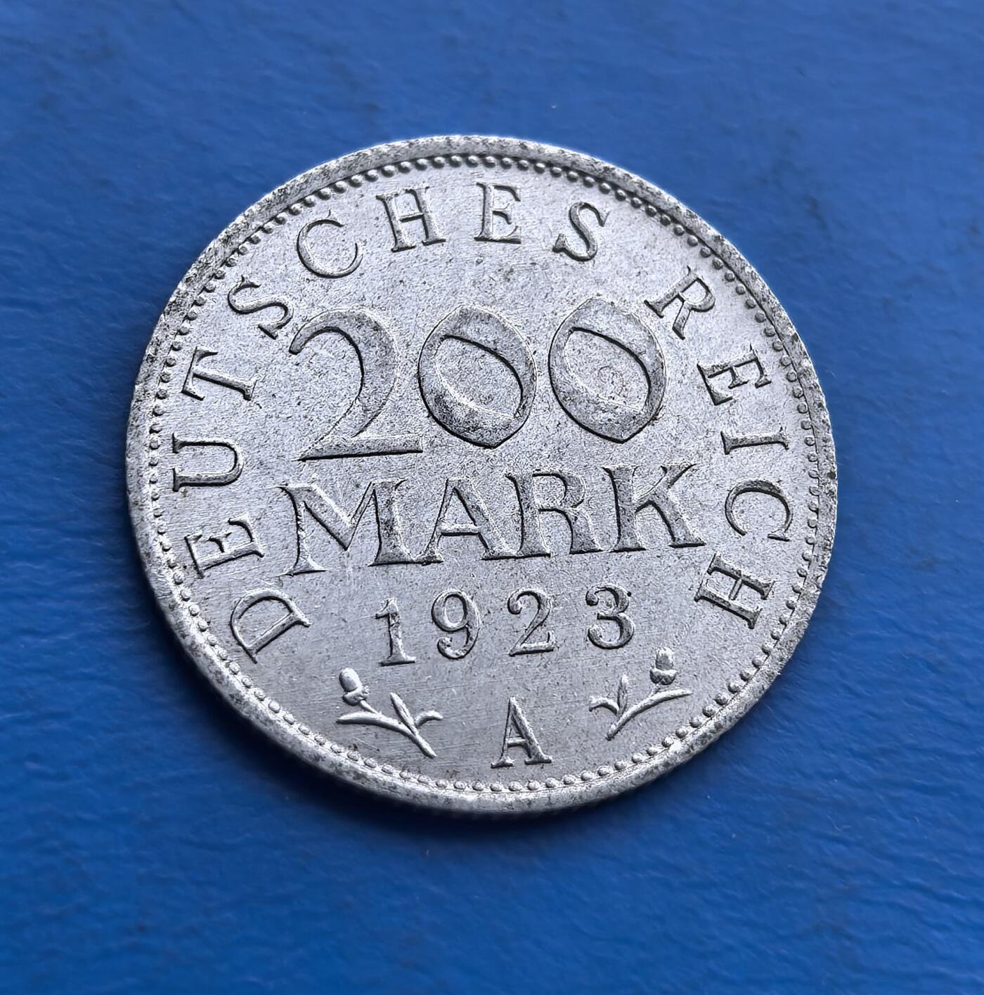 外国优质老铜币高银银币，周六九点倒数截拍，满百包邮，持续收拍 德国 1923 年200 马克，铸于魏玛共和国 巅峰时期。铝质映战后资源匮乏，正面鹰徽环 “统一、正义、自由”，背面标面额与年份。见证一战后经济崩溃，是极端通胀的实物标本，承载魏玛时代动荡，为经济史与德国币藏的独特标的 。