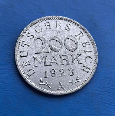 外国优质老铜币高银银币，周六九点倒数截拍，满百包邮，持续收拍 - 德国 1923 年200 马克，铸于魏玛共和国 巅峰时期。铝质映战后资源匮乏，正面鹰徽环 “统一、正义、自由”，背面标面额与年份。见证一战后经济崩溃，是极端通胀的实物标本，承载魏玛时代动荡，为经济史与德国币藏的独特标的 。