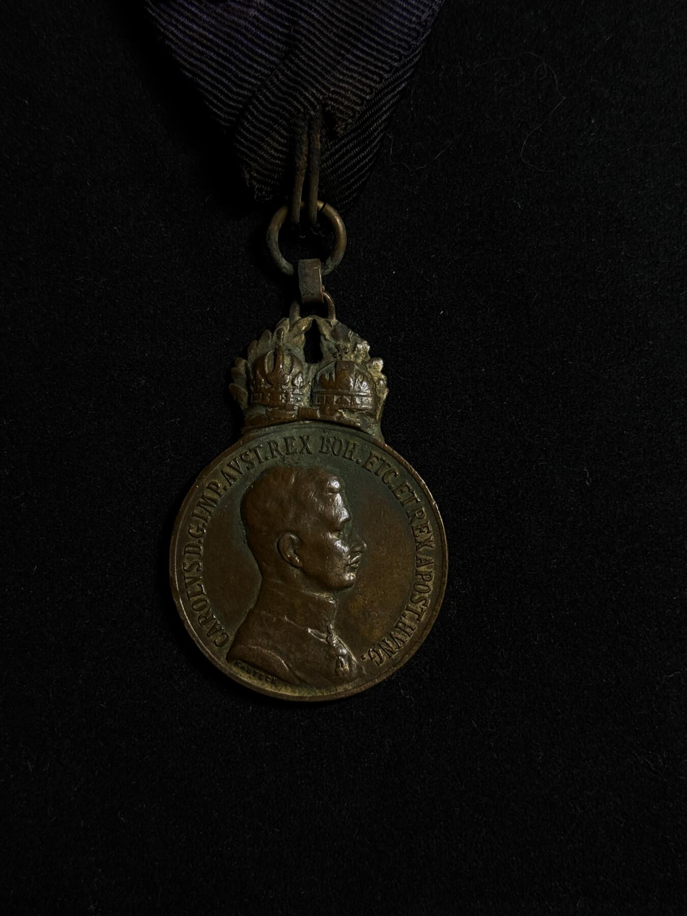 欢庆元旦！戎马世界章牌大赏第109期元旦大拍 奥匈帝国铜级军事功绩奖章，带剑饰，卡尔版，绶带有严重染色破损