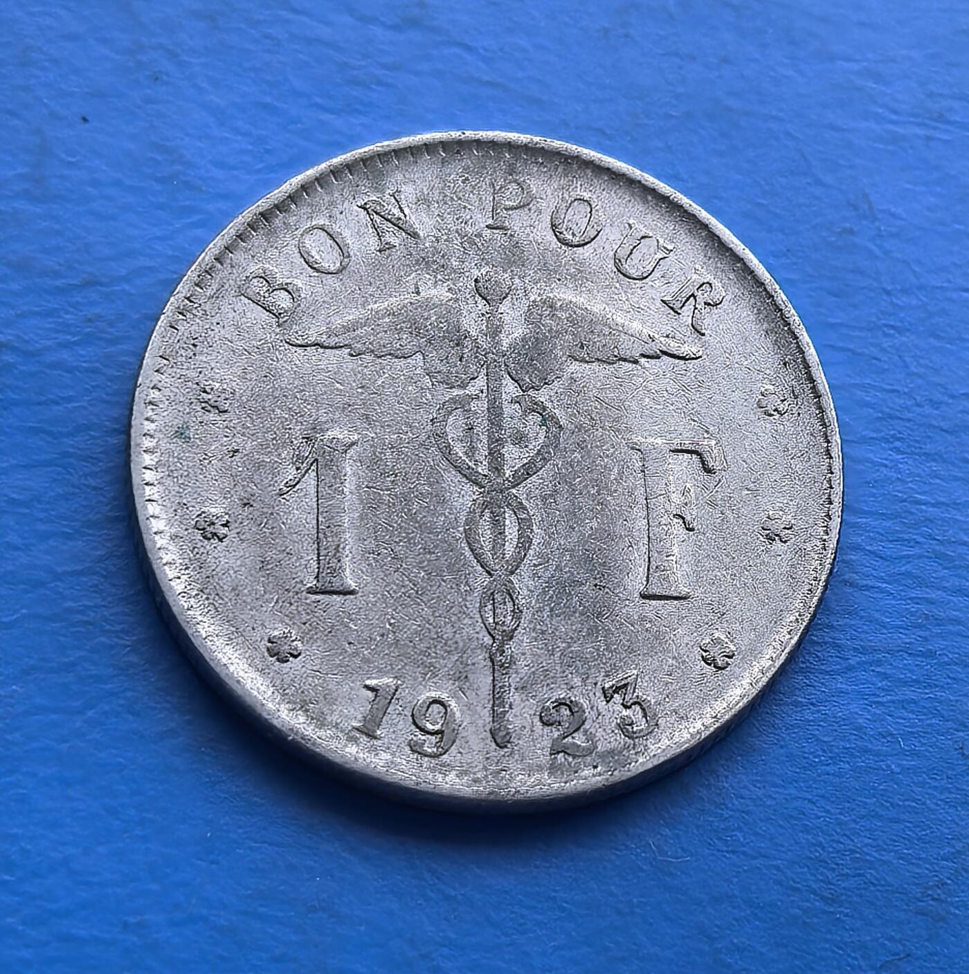 外国优质老铜币高银银币，周六九点倒数截拍，满百包邮，持续收拍 比利时 1923 年1 法郎，铸于一战后重建期。正面墨丘利节杖象征商业复苏，背面坐姿女神代表国家韧性，凝萃战后复兴愿景。银质包浆载岁月痕迹，见证比利时经济重整历程。作为两次大战间期货币，承载战后记忆，是欧洲历史与币藏的亲民标本，解码小国复兴脉络 。