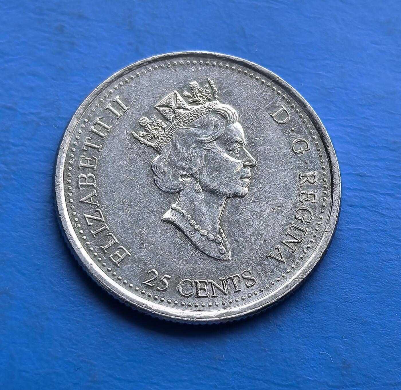 外国优质老铜币高银银币，周六九点倒数截拍，满百包邮，持续收拍 加拿大1999 年25 分水上飞机纪念币，属千禧系列 “十一月” 主题。背面浮雕水上飞机、人物互动场景，双语标注 “NOVEMBER”，还原加国北方生活风貌；正面女王王冠像经典。题材独特，定格千禧年过渡时刻，细节承载地域文化，是航空、钱币收藏的特色标本，见证时代与地域交融的收藏价值 。00字简述这枚币的卖点