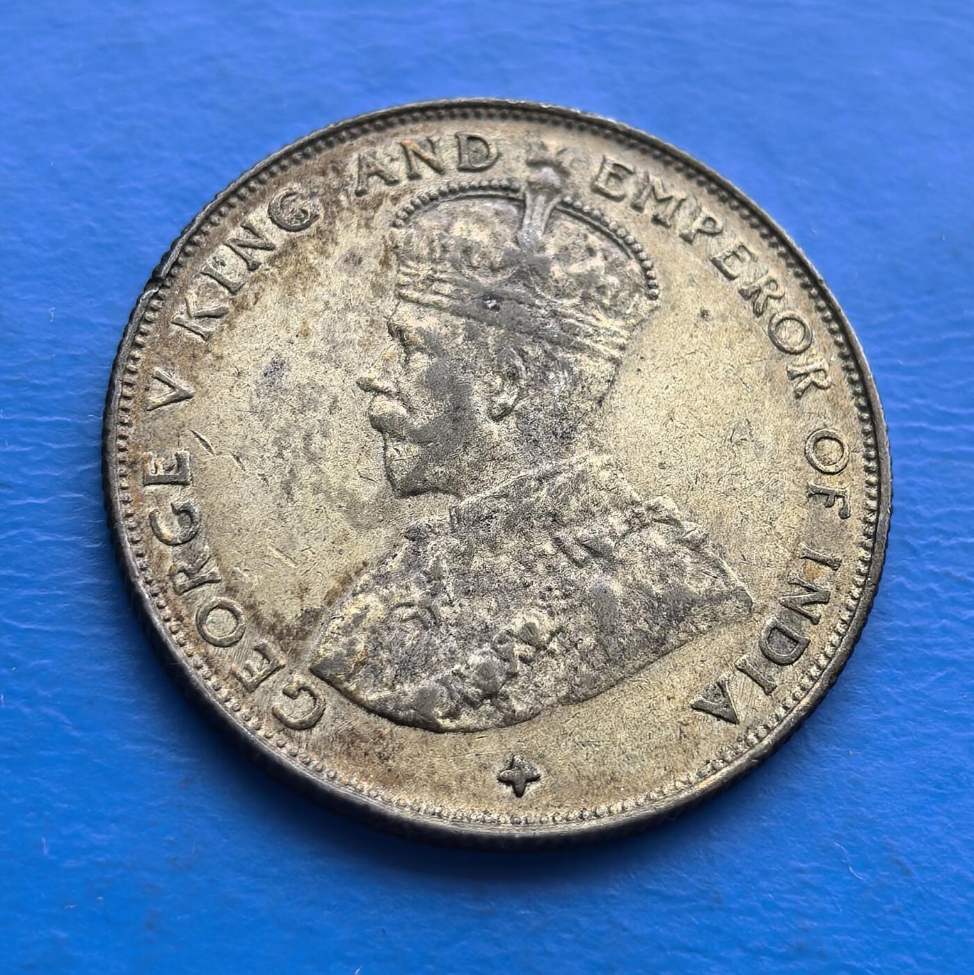 外国优质老铜币高银银币，周六九点倒数截拍，满百包邮，持续收拍 英属海峡殖民地1920 年 50 分银币，见证英帝国统治马来亚（新、马、槟城）的殖民史。正面乔治五世冠 “印度皇帝”，彰显殖民体系；背面币文圈定 “海峡殖民地” 身份 。百年包浆凝岁月痕迹 。一战后发行，承载远东殖民经济脉络，存世随流通递减 。是解码英殖民亚洲、填补海峡币收藏的珍贵标本，历史厚重与银质属性兼具，适配殖民币、英系藏家 。
