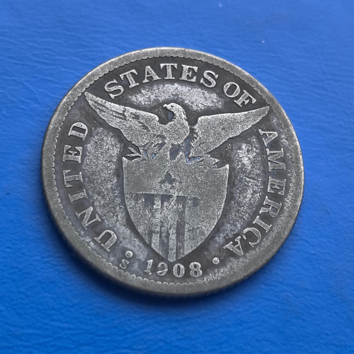 外国优质老铜币高银银币，周六九点倒数截拍，满百包邮，持续收拍 美属菲律宾1908 年 50 分银币，见证美国殖民菲律宾的特殊历史。正面自由女神立铁砧旁，背景火山暗合菲律宾地貌；背面美国鹰徽与盾牌，烙刻美式符号。银币质地，百年包浆凝岁月沧桑。作为殖民时期货币，设计交融东西文化，存世随时间递减，是解码菲律宾殖民史、填补收藏序列的珍贵标的 。