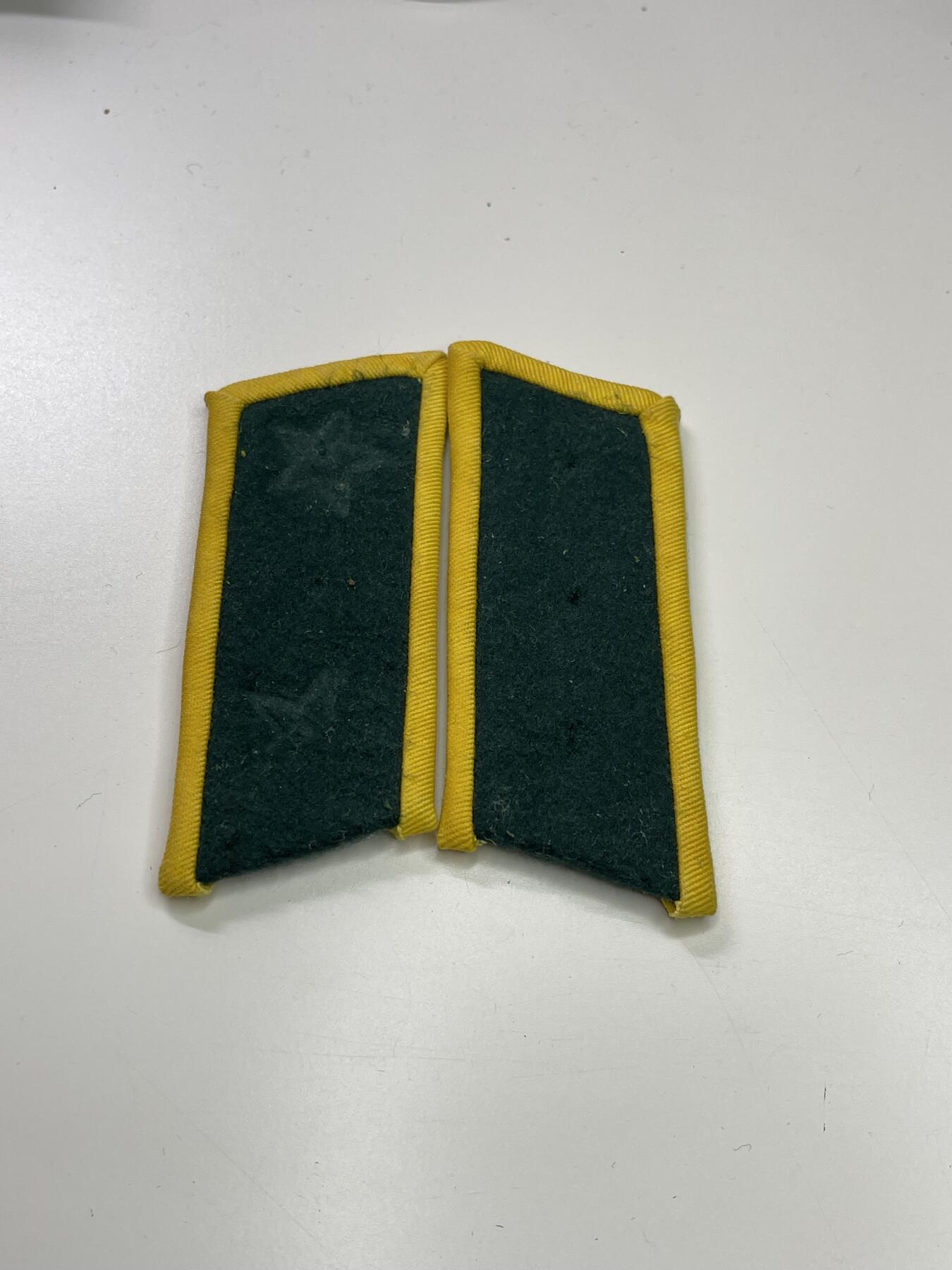 新时代收藏徽章红藏拍卖(第二十九场)  徽章纸品证书杂项 朝鲜社会安全军领章 朝鲜女交警照片中经常出现