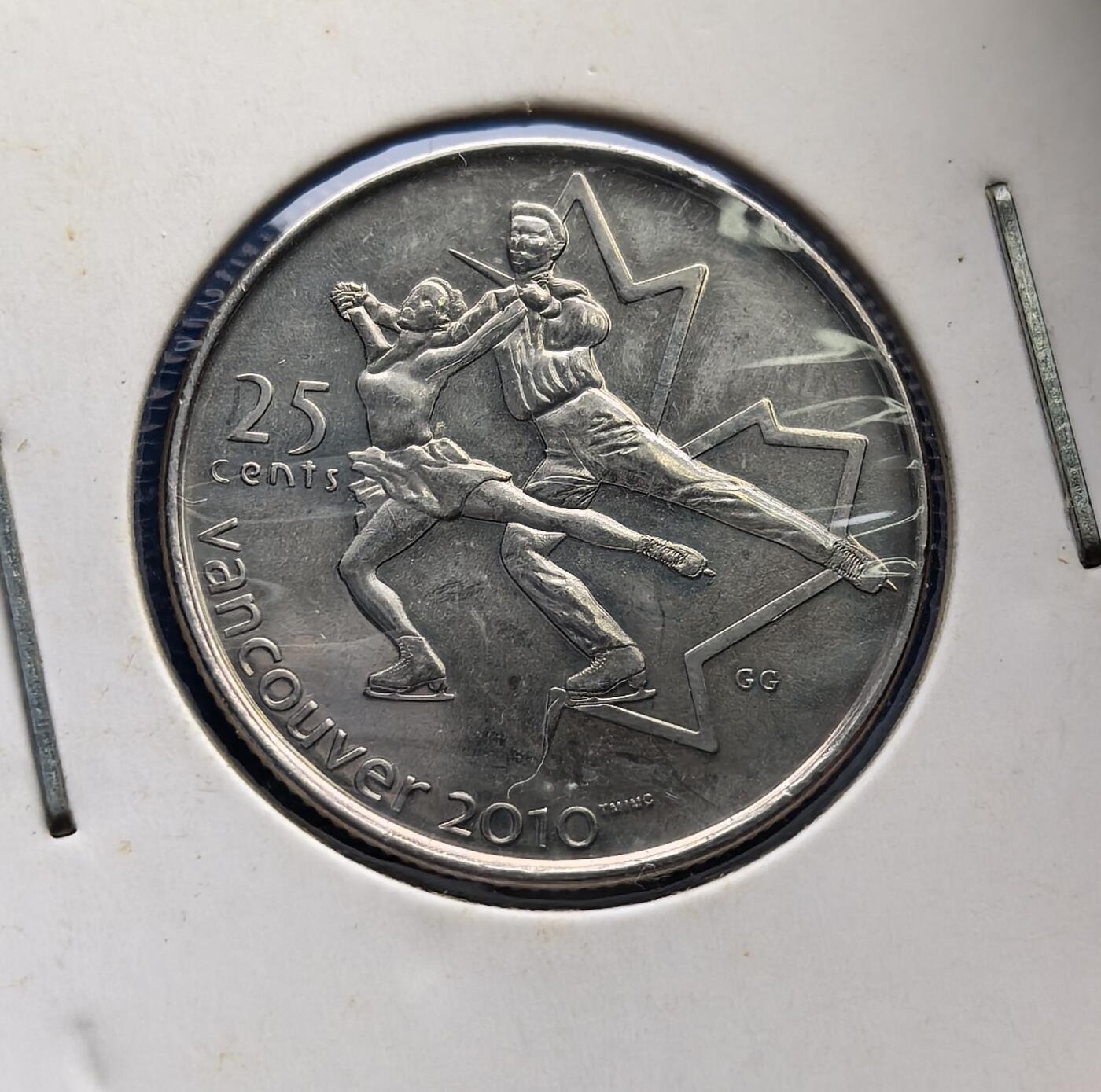 外国优质老铜币高银银币，周六九点倒数截拍，满百包邮，持续收拍 加拿大双人花样滑冰冬奥会纪念币。背面刻画双人花样滑冰优雅姿态，嵌入枫叶轮廓（加拿大象征）；正面女王像旁，因纽石刻（原住民符号）与奥运五环呼应，凝萃王室、文化、体育三重脉络。