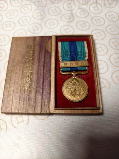 抚柳草堂-第四期章牌钱币（圣诞专场） 奖章勋章限时免佣 满百包邮 放漏专场 - 日俄明治三十七八年从军记章 铜镀金好品 桐木原盒