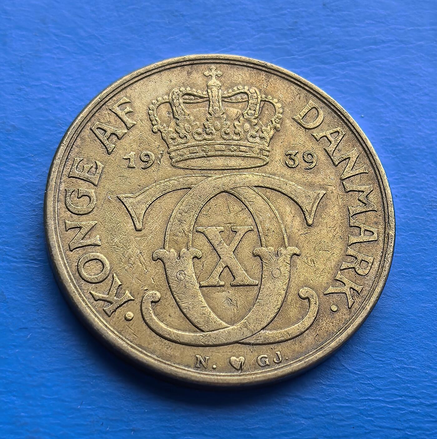 外国优质老铜币高银银币，周六九点倒数截拍，满百包邮，持续收拍 丹麦 1939 年2 克朗，属克里斯蒂安十世统治期，正面王室纹章与缩写尽显威严，背面王冠呼应 denomination 。二战前夕发行，青铜包浆温润，承载北欧王室脉络与时代转折，设计华丽，是丹麦钱币收藏中历史与工艺交融的特色标本 。