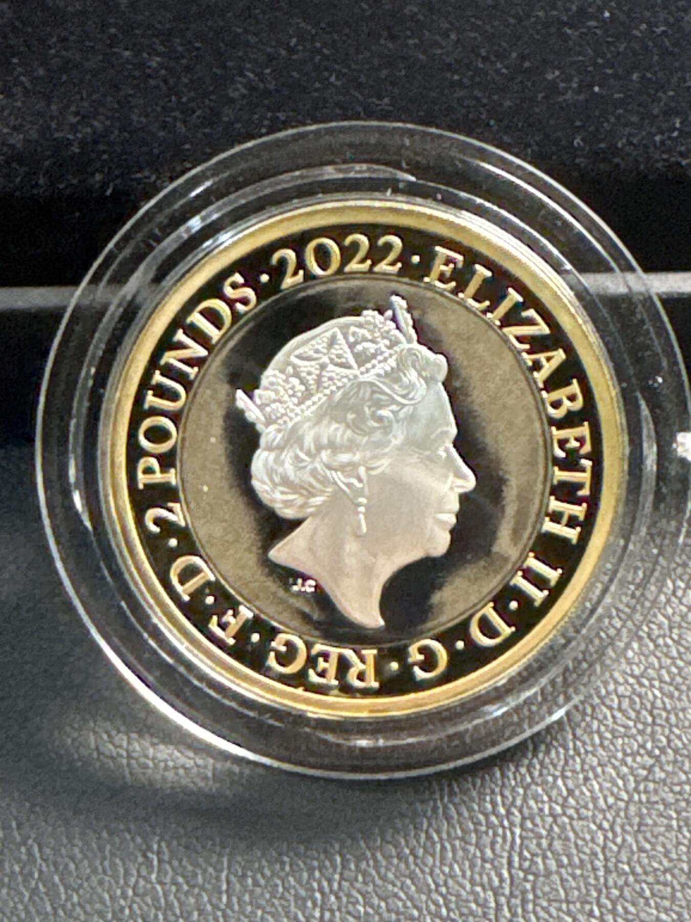 ❤️【币观天下】❤️ 第336期钱币拍卖- 2025.12.26周五晚上6点半场-长期征集拍品 英国2022年 足总杯 2英镑镀金双色纪念银币(有氧化) 盒证全 