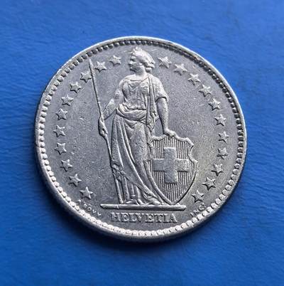 外国优质老铜币高银银币，周六九点倒数截拍，满百包邮，持续收拍 - 瑞士 1977 年2 法郎，正面 “赫尔维蒂亚” 女神持盾立姿，背面花环环绕币值，延续经典设计。虽为铜镍材质，却承载瑞士中立国文化符号，流通品相凝萃岁月痕迹。