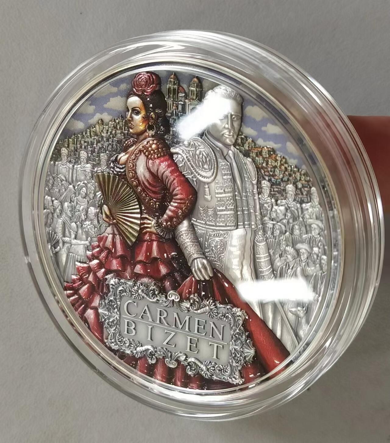 ❤️【币观天下】❤️ 第336期钱币拍卖- 2025.12.26周五晚上6点半场-长期征集拍品 纽埃2022年，世界最著名(比才)歌剧《卡门》，2盎司加大(直径达55mm)，超高、超精浮雕, 仿古、全景、彩色银币. 盒证全. 遵照国际最高银币质量标准制造. 采用“全景”设计，人物与背景充满了画面，超高精细浮雕远、中、近景层次分明，工艺细致. 实物更加立体震撼,非常漂亮. 应景当前巴黎奥运会热门银币. 国外售价350美元