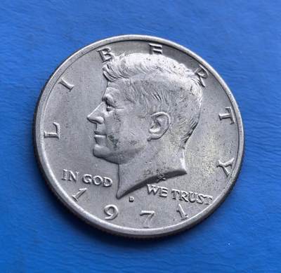 外国优质老铜币高银银币，周六九点倒数截拍，满百包邮，持续收拍 - 美国肯尼迪1971 年半元，纪念遇刺总统的经典流通币。正面肖像凝萃领袖神韵，背面鹰徽承载美国符号。虽 1965 年后改铜镍材质，仍因 肯尼迪符号 + 美国精神图腾 成收藏热点。流通好品见证岁月，是解码 60 年代美国史、入门美国币藏的亲民标的，触摸时代记忆与铸币艺术 。