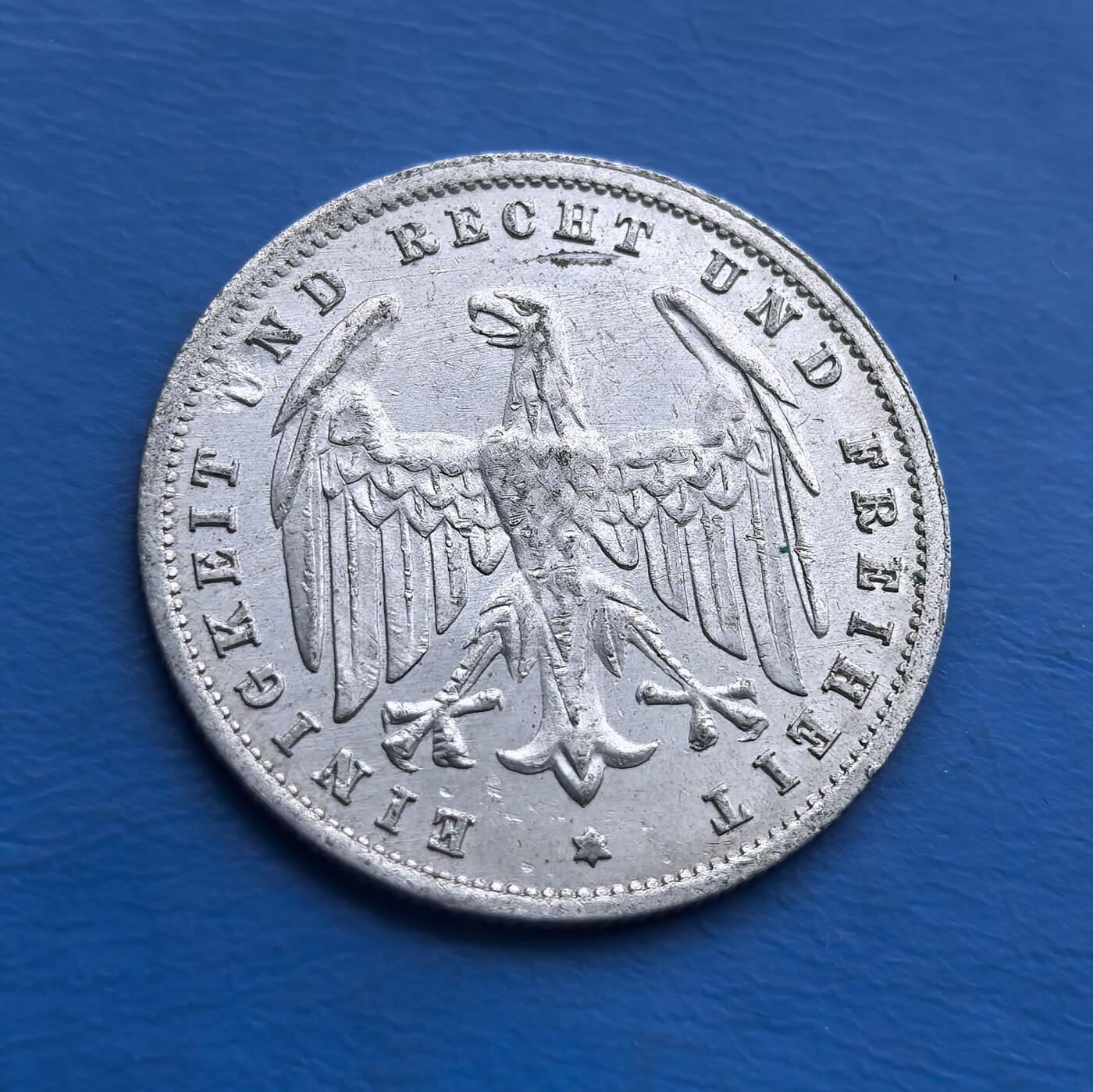 外国优质老铜币高银银币，周六九点倒数截拍，满百包邮，持续收拍 德国 1923 年500 马克，铸于魏玛共和国 巅峰时期。铝质映战后资源匮乏，正面鹰徽环 “统一、正义、自由”，背面标面额与年份。见证一战后经济崩溃，是极端通胀的实物标本，承载魏玛时代动荡，为经济史与德国币藏的独特标的 。