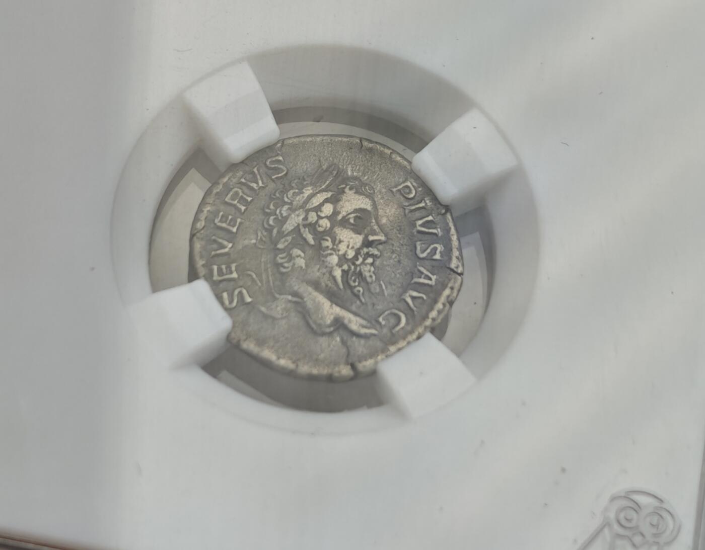 瓶子🏺第222期拍卖会  公元193-211年  古罗马帝国时代塞维鲁 正面皇帝桂冠头像  背面胜利女神 1狄纳里银币  2.98克