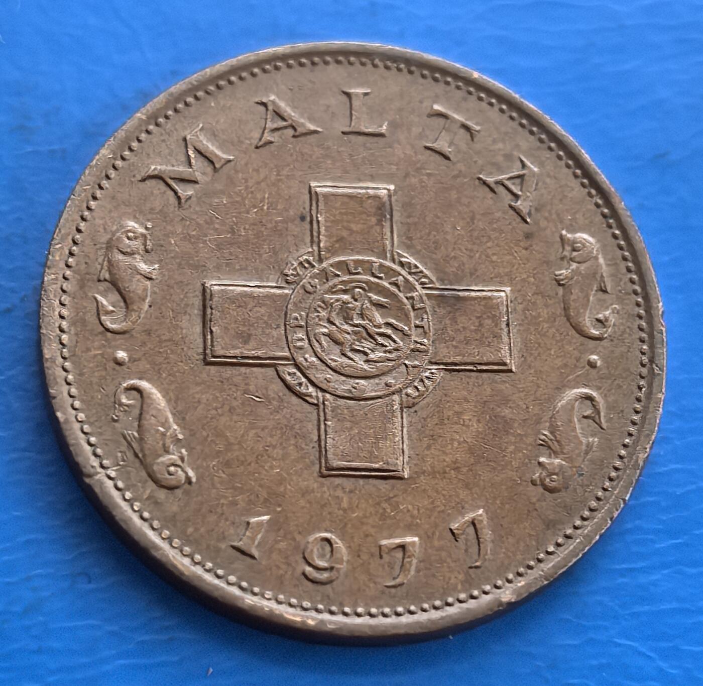 外国优质老铜币高银银币，周六九点倒数截拍，满百包邮，持续收拍 马耳他1977 年 铜币，正面十字与海洋元素交融，背饰三叶草环，藏地中海岛国文化，独立后铸币，包浆显岁月韵，小众收藏佳选 。