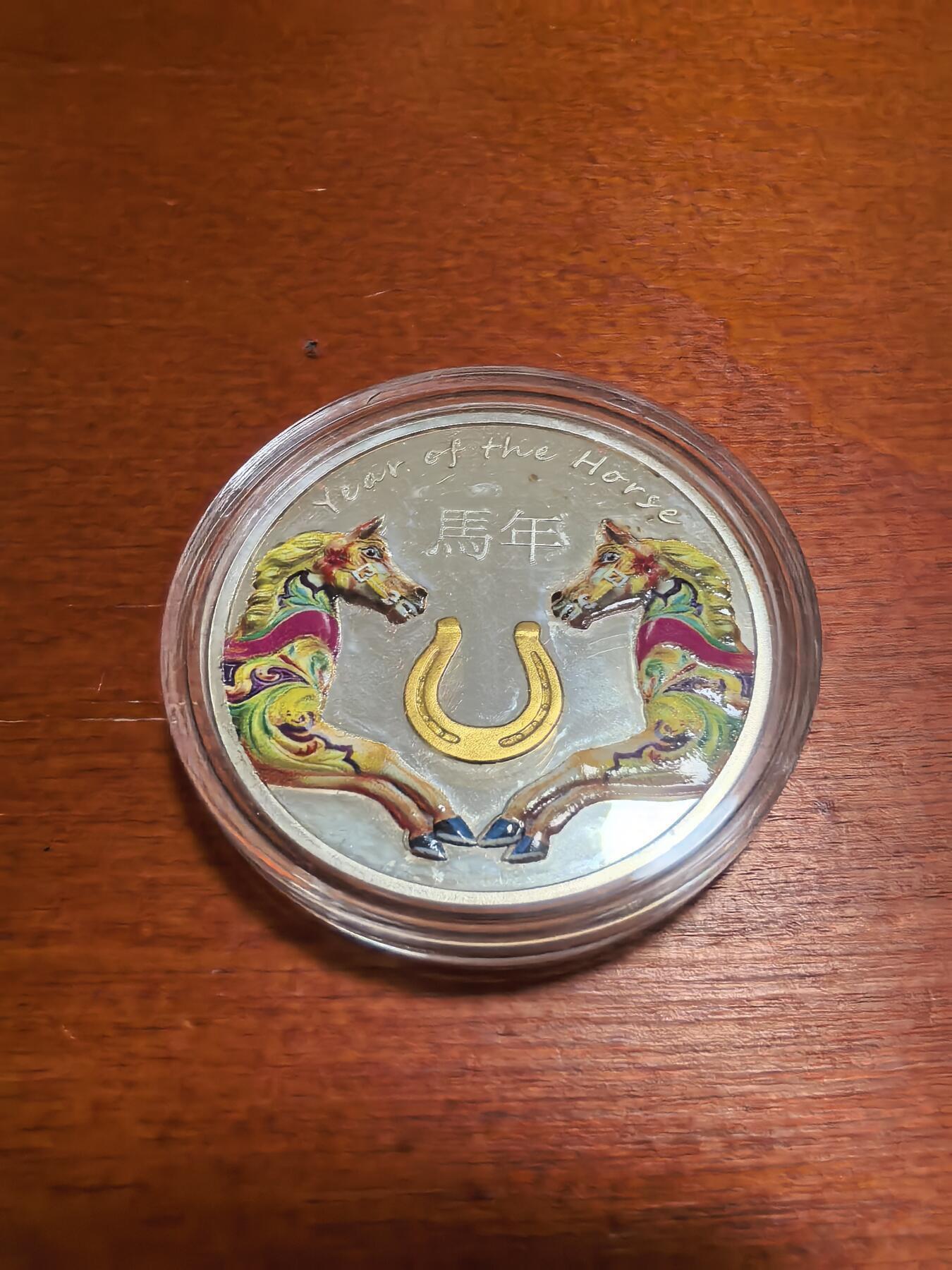 长老汇蛇年精选第八十七场拍卖 2014纽埃马年彩色精制银币，16.81克925银，盒证全，马蹄形盒