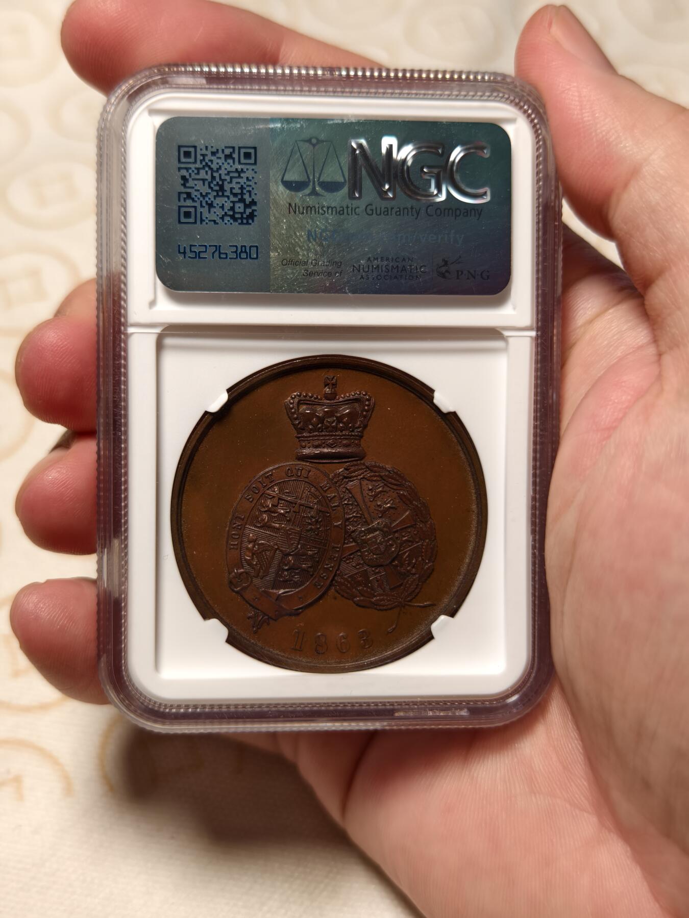 抚柳草堂-第四期章牌钱币（圣诞专场） 奖章勋章限时免佣 满百包邮 放漏专场 1863 NGC MS63BN 英国亚历山大公主与阿尔伯特结婚大铜章 少见品种 加厚盒 正面两人浮雕精美 背面两个家族的纹章