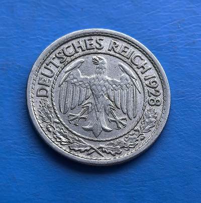 外国优质老铜币高银银币，周六九点倒数截拍，满百包邮，持续收拍 - 德国魏玛共和国1928 年 50 芬尼J版，正面鹰徽是共和象征，背面橡叶纹呼应时代设计。见证一战后德国货币史，包浆温润，属魏玛时期流通币，承载欧洲近代史脉络，是钱币收藏中触摸共和时代的独特载体 。