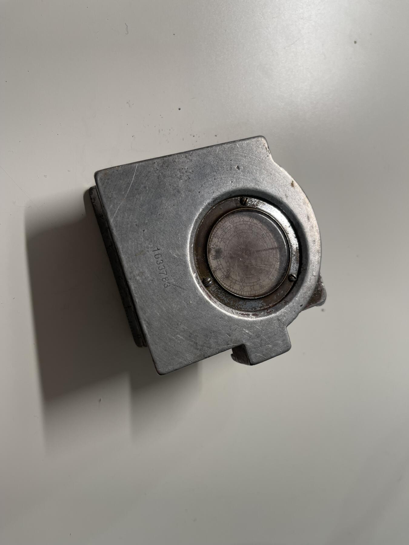 新时代收藏徽章红藏拍卖(第二十九场)  徽章纸品证书杂项 62式指北针 云厂 60年代早期批次黄色版 上下无法关紧 但是方向依然准确 军工级品质