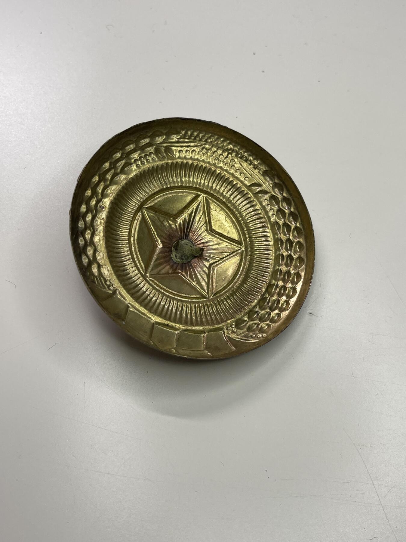 新时代收藏徽章红藏拍卖(第二十九场)  徽章纸品证书杂项 朝鲜超大徽章一个 和手一样大