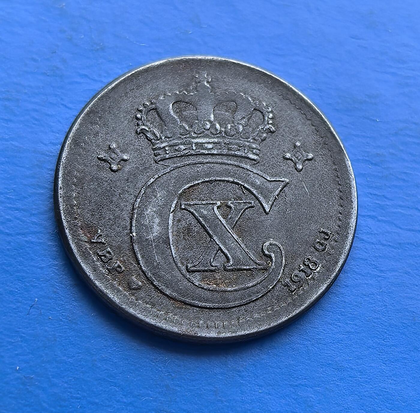 外国优质老铜币高银银币，周六九点倒数截拍，满百包邮，持续收拍 丹麦1918年2 欧尔铁币，发行于一战末期。因铜料匮乏改铸铁，见证战时资源应变。正面镌克里斯蒂安十世花押（C 环绕 X）与皇冠，背面 “2 ØRE” 配北欧螺旋纹，设计复古。百年铁锈包浆独特，承载丹麦王室与一战货币史，是北欧战时钱币收藏的稀缺标的 。