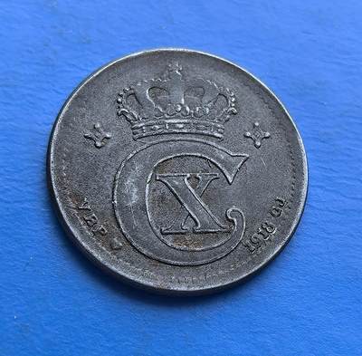 外国优质老铜币高银银币，周六九点倒数截拍，满百包邮，持续收拍 - 丹麦1918年2 欧尔铁币，发行于一战末期。因铜料匮乏改铸铁，见证战时资源应变。正面镌克里斯蒂安十世花押（C 环绕 X）与皇冠，背面 “2 ØRE” 配北欧螺旋纹，设计复古。百年铁锈包浆独特，承载丹麦王室与一战货币史，是北欧战时钱币收藏的稀缺标的 。