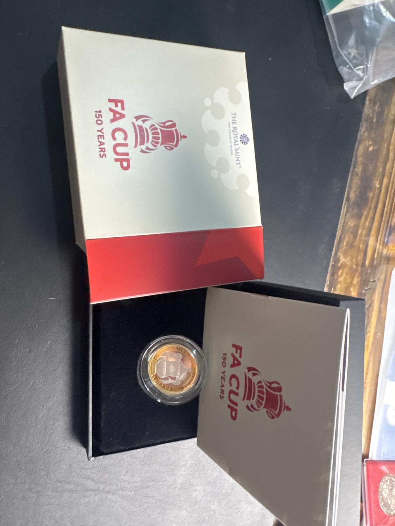 ❤️【币观天下】❤️ 第336期钱币拍卖- 2025.12.26周五晚上6点半场-长期征集拍品 英国2022年 足总杯 2英镑镀金双色纪念银币(有氧化) 盒证全 