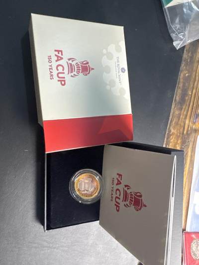 ❤️【币观天下】❤️ 第336期钱币拍卖- 2025.12.26周五晚上6点半场-长期征集拍品 - 英国2022年 足总杯 2英镑镀金双色纪念银币(有氧化) 盒证全 