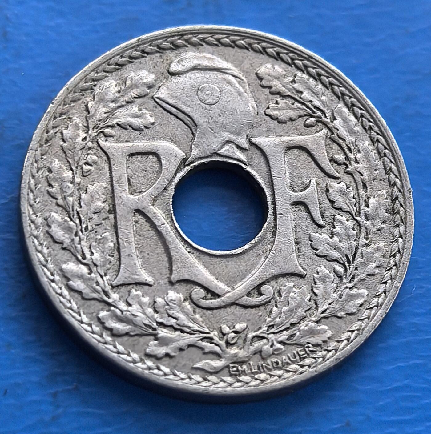 外国优质老铜币高银银币，周六九点倒数截拍，满百包邮，持续收拍 1917 年法国 5 分圆孔币，一战背景，圆孔设计别致，背刻 “自由平等博爱”，铜镍包浆，承载法兰西精神与战时记忆，欧币收藏特色标 。