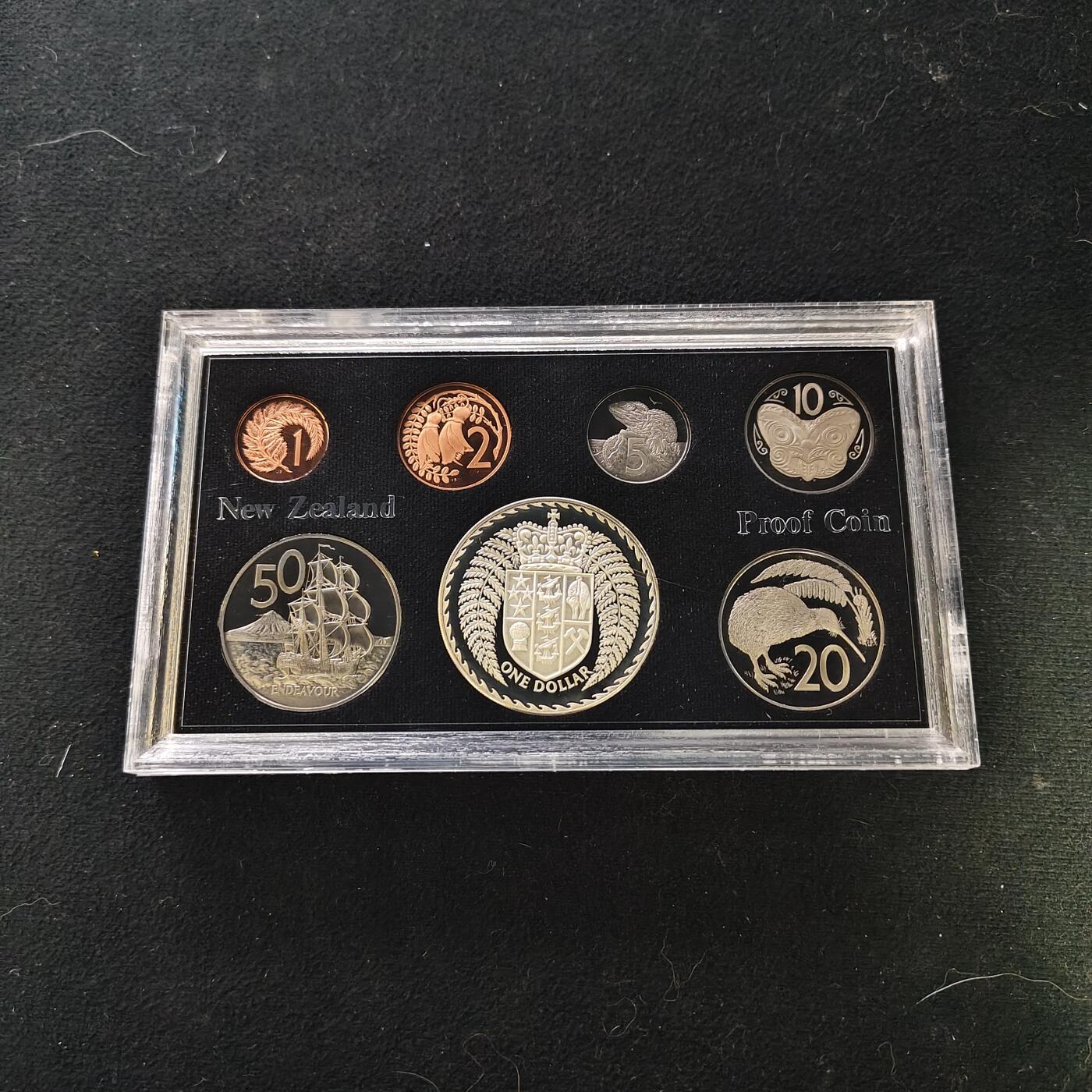 【全场包邮】纯粹捡漏拍489场（免费代拍第26场） 新西兰1979年官方精制套币-含1元纹章（38.8毫米27.2克）精制克朗型纪念银币