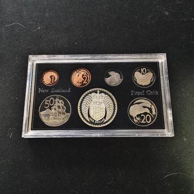 【全场包邮】纯粹捡漏拍489场（免费代拍第26场） - 新西兰1979年官方精制套币-含1元纹章（38.8毫米27.2克）精制克朗型纪念银币