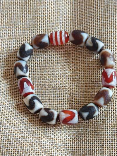 西秦中古拍卖第七十期 - 虎牙错斯天珠手串，红玉髓玛瑙材质，黑白红三色搭配，珠子数量如图，单珠尺寸约11*13mm