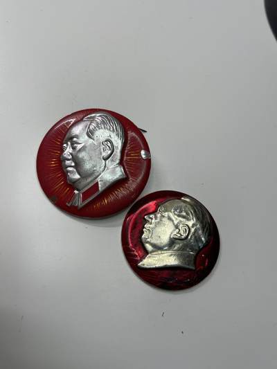 新时代收藏徽章红藏拍卖(第二十九场)  徽章纸品证书杂项 - 毛像章两枚