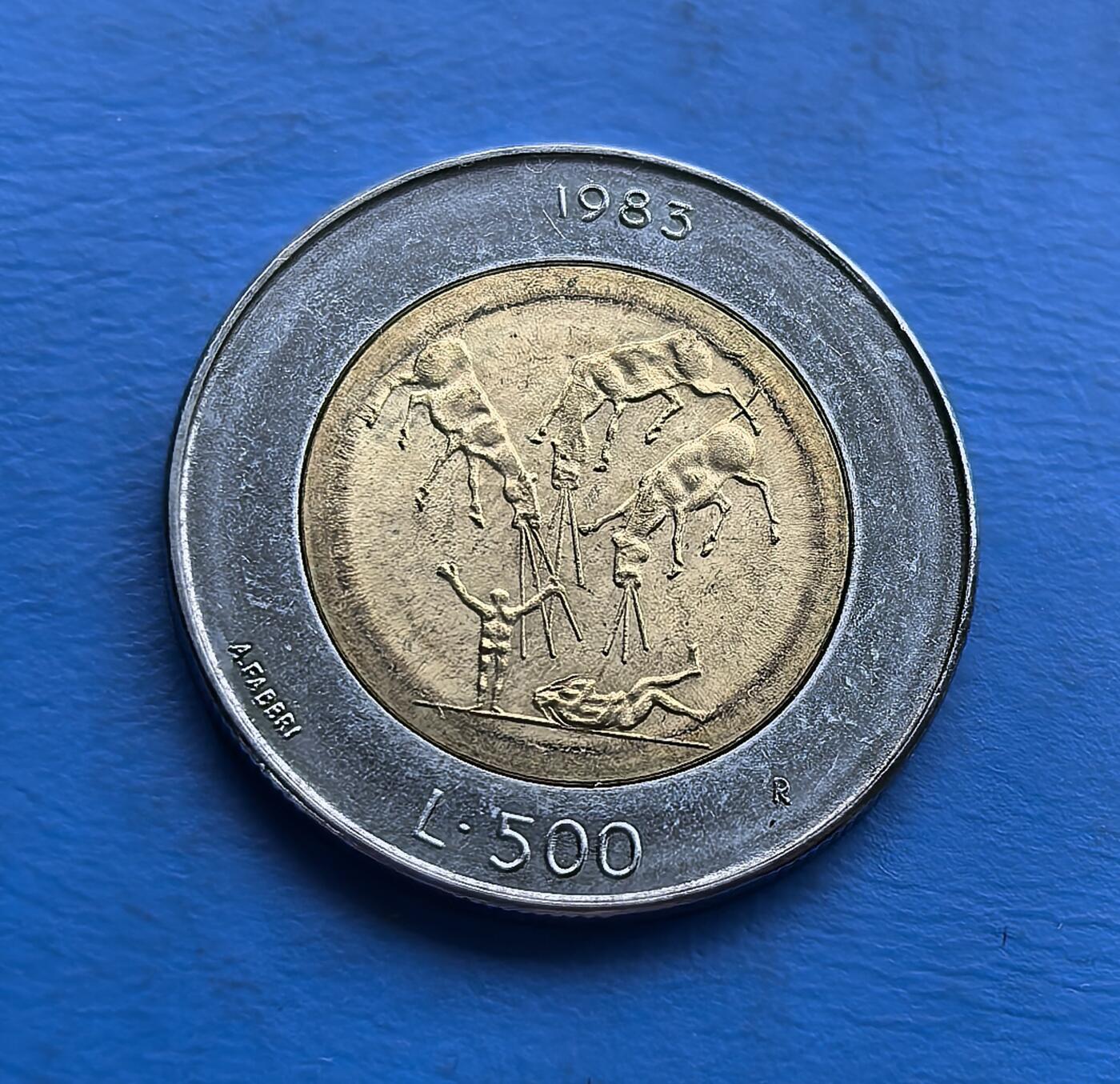 外国优质老铜币高银银币，周六九点倒数截拍，满百包邮，持续收拍 圣马力诺1983 年 500 里拉双色币，背面呈现 杂技表演场景（人物与羚羊互动），设计师 “A.RAGGI” 签名；正面国徽环绕 “LIBERTAS（自由）” 精神。双色工艺凸显金属质感， 袖珍国钱币 自带稀缺性，题材捕捉民俗活力，40 年包浆温润。集工艺、文化、小众属性于一体，是外币收藏中 “故事感 + 艺术感” 兼具的特色标本 。