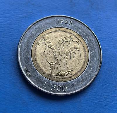 外国优质老铜币高银银币，周六九点倒数截拍，满百包邮，持续收拍 - 圣马力诺1983 年 500 里拉双色币，背面呈现 杂技表演场景（人物与羚羊互动），设计师 “A.RAGGI” 签名；正面国徽环绕 “LIBERTAS（自由）” 精神。双色工艺凸显金属质感， 袖珍国钱币 自带稀缺性，题材捕捉民俗活力，40 年包浆温润。集工艺、文化、小众属性于一体，是外币收藏中 “故事感 + 艺术感” 兼具的特色标本 。