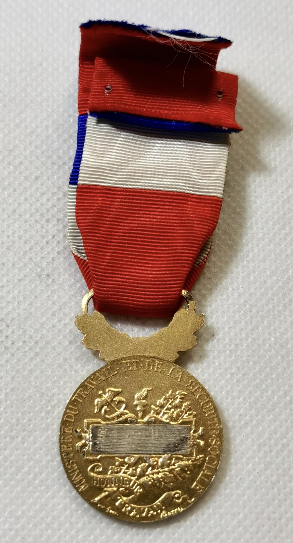 甄臻铺-世界币章拍卖（第45期）精品场拍品征集中，送拍享返佣金等优惠多多 法国金级劳工荣誉奖章 纯银镀金 金棕榈勋饰 14.8克 950银 社会安全部版