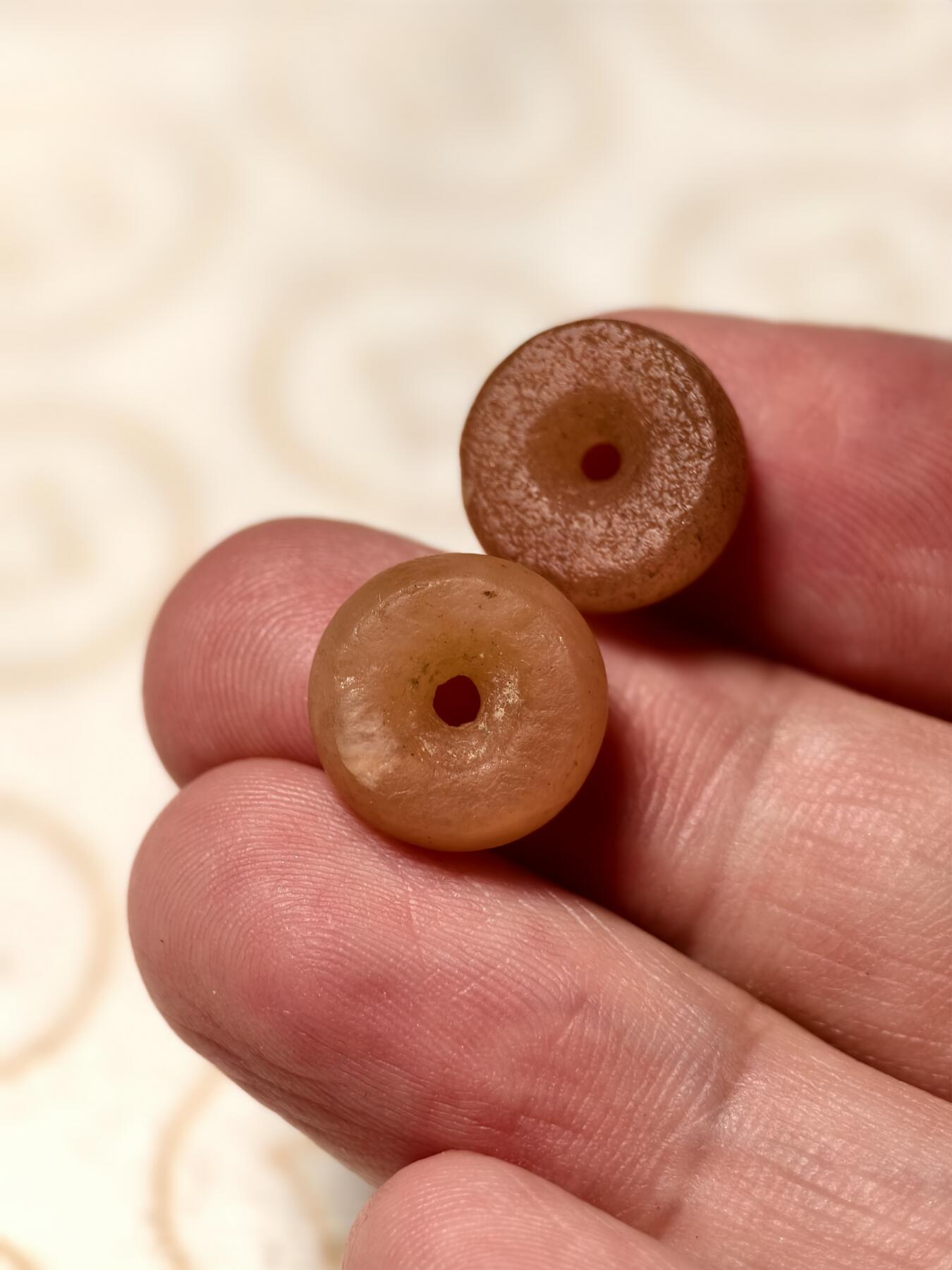 抚柳草堂-第四期章牌钱币（圣诞专场） 奖章勋章限时免佣 满百包邮 放漏专场 新石器时代 研磨类水晶石英质古珠一对 总重3.2g 直径13mm左右 永久保真