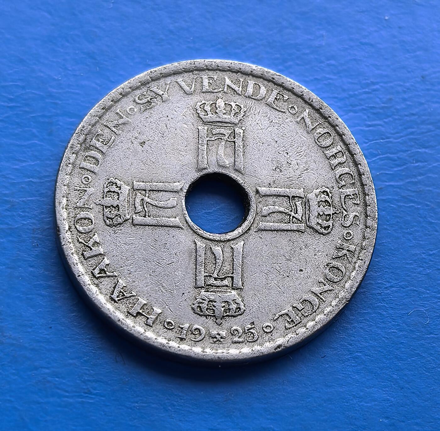 外国优质老铜币高银银币，周六九点倒数截拍，满百包邮，持续收拍 1925 年挪威 1 克朗圆孔，正面皇冠配 “ALT FOR NORGE”（一切为了挪威），彰显家国情怀；背面十字纹章藏王室符号。圆孔设计独特，银质包浆温润，承载北欧王室货币脉络，是挪威文化与钱币工艺交融的收藏标本 。