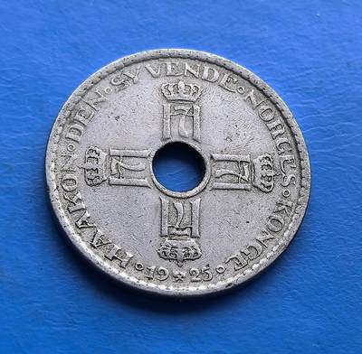 外国优质老铜币高银银币，周六九点倒数截拍，满百包邮，持续收拍 - 1925 年挪威 1 克朗圆孔，正面皇冠配 “ALT FOR NORGE”（一切为了挪威），彰显家国情怀；背面十字纹章藏王室符号。圆孔设计独特，银质包浆温润，承载北欧王室货币脉络，是挪威文化与钱币工艺交融的收藏标本 。