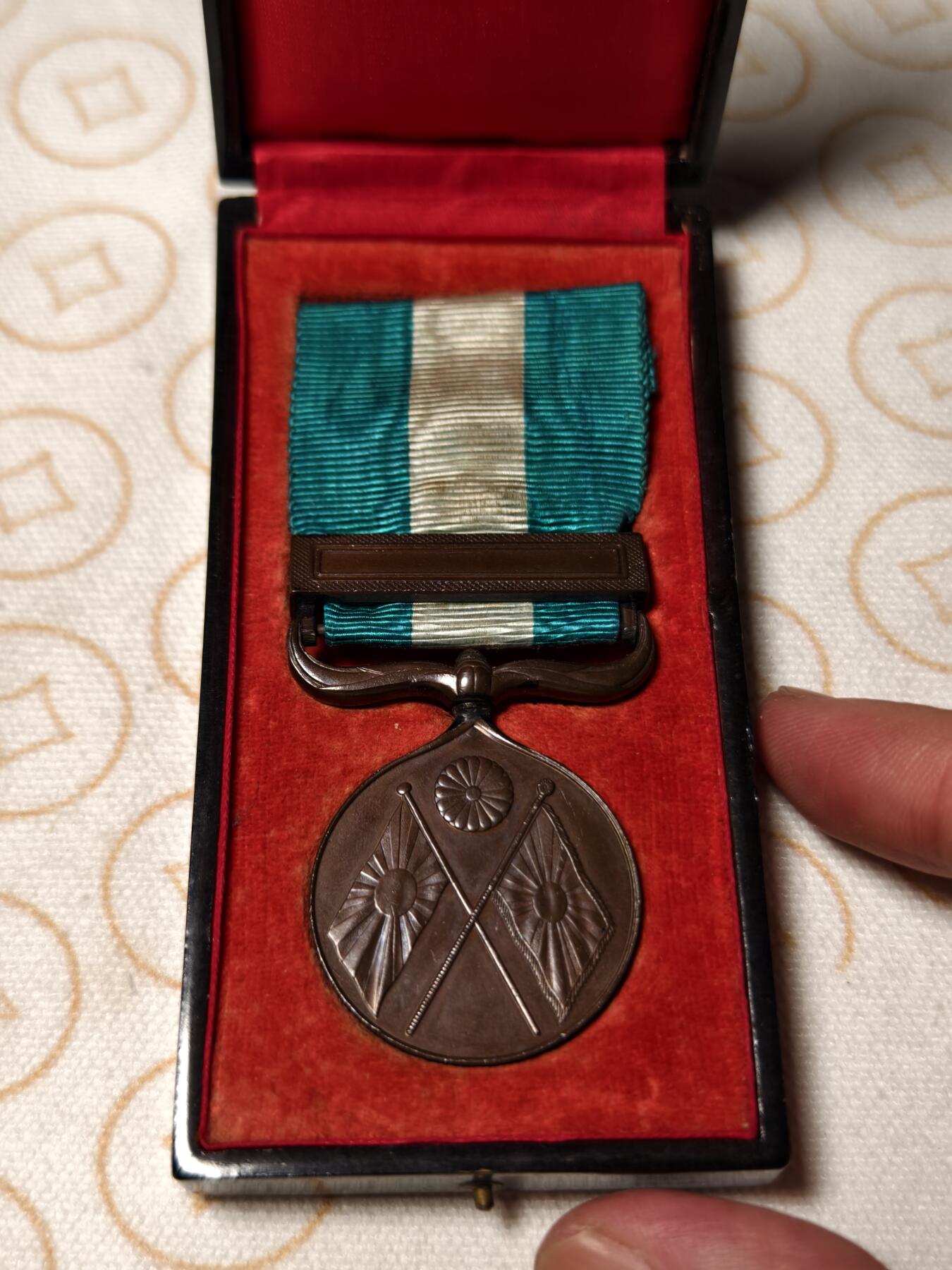 抚柳草堂-第四期章牌钱币（圣诞专场） 奖章勋章限时免佣 满百包邮 放漏专场 甲午战争从军纪章 侵略铁证 漆木原盒极美品 正面菊纹下交叉日本海陆军旗 雕刻师池田隆雄 