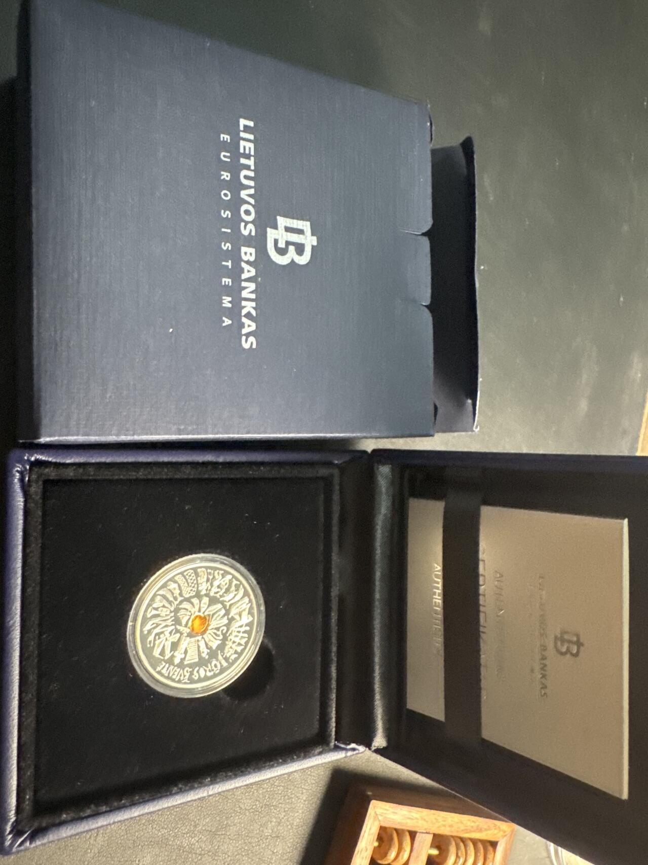 ❤️【币观天下】❤️ 第336期钱币拍卖- 2025.12.26周五晚上6点半场-长期征集拍品 立陶宛2021年克莱佩达传统海洋节琥珀镶嵌精制纪念银币