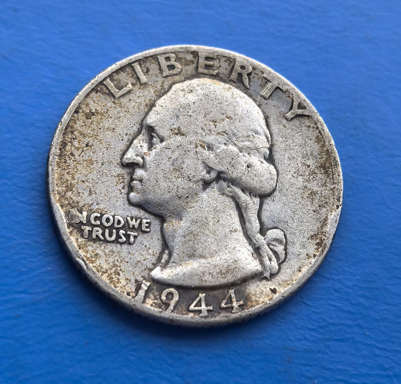 外国优质老铜币高银银币，周六九点倒数截拍，满百包邮，持续收拍 美国1944 年华盛顿 25 美分银币，90% 银质，诞生于二战胜利前夕。正面华盛顿肖像凝萃开国精神，背面鹰徽呼应国徽，诠释美式符号。战时流通包浆藏历史沧桑，见证反法西斯收官岁月。银本位托底，兼具战争纪念与钱币文化，是解码美国二战货币史、填补收藏序列的稀缺标的，适配专题藏家与历史爱好者 。