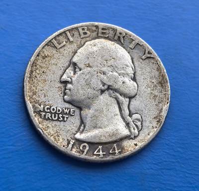 外国优质老铜币高银银币，周六九点倒数截拍，满百包邮，持续收拍 - 美国1944 年华盛顿 25 美分银币，90% 银质，诞生于二战胜利前夕。正面华盛顿肖像凝萃开国精神，背面鹰徽呼应国徽，诠释美式符号。战时流通包浆藏历史沧桑，见证反法西斯收官岁月。银本位托底，兼具战争纪念与钱币文化，是解码美国二战货币史、填补收藏序列的稀缺标的，适配专题藏家与历史爱好者 。