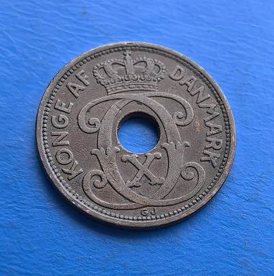 外国优质老铜币高银银币，周六九点倒数截拍，满百包邮，持续收拍 - 丹麦1927 年2 欧尔青铜圆孔币，发行于克里斯蒂安十世统治期（二战前和平阶段）。正面饰王室花押与皇冠，背面镌 “DANMARK”、年份及面值，圆孔设计独特。青铜包浆厚重，见证战前丹麦货币工艺，是北欧君主制钱币收藏的经典标的，承载早期王室货币的历史韵味 。