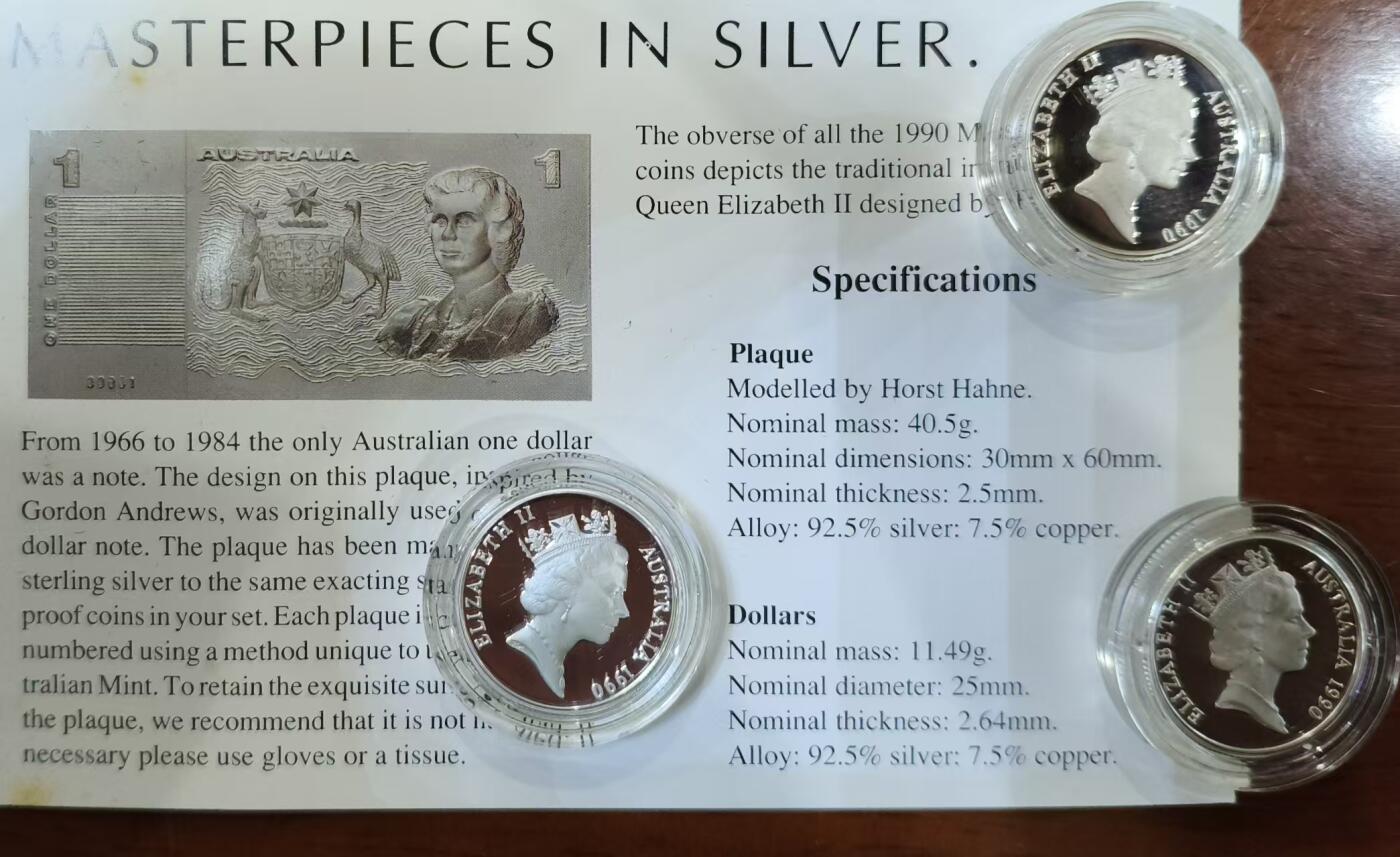 ❤️【币观天下】❤️ 第336期钱币拍卖- 2025.12.26周五晚上6点半场-长期征集拍品 澳大利亚1990年大师集藏装精制套币，此套装专为一澳元发行，澳大利亚自 1984年开始发行一澳元硬币。但是第一枚银质流通币却源自1988年的土著文化，因此在1998年特别发行此套装弥补1984年流通币和1986年和平年纪念币的银质版本，同时还发行一元纸钞的银质版本一起装入此套。总共含纯银74.97克
